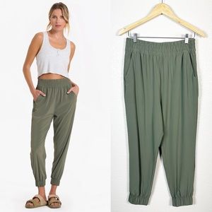 Vuori Women’s Villa High Rise Jogger Pants in Army Green Size Medium